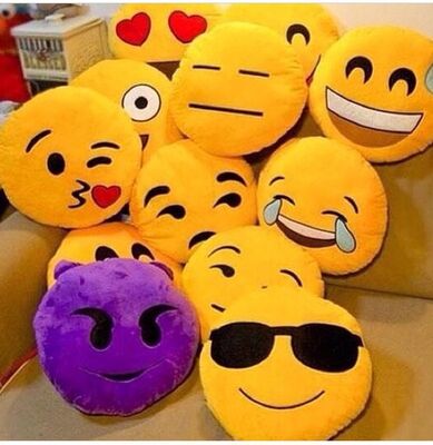 Подушка спать младенца желтого смайлика Emoji круглая заполненная для домашней пользы