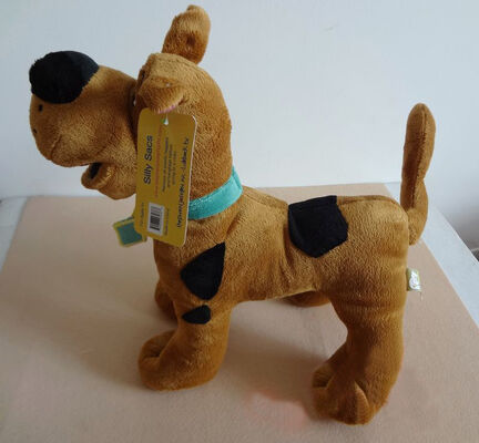 Животные симпатичного doo игрушек плюша шаржа scooby заполненные в стоя представлении
