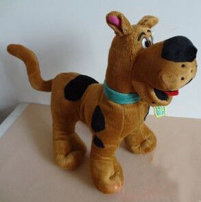 Животные симпатичного doo игрушек плюша шаржа scooby заполненные в стоя представлении